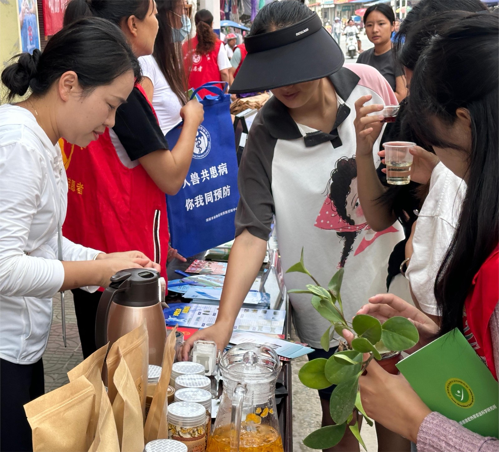 图2：群众在品尝咖啡和鼓槌石斛花茶.jpg